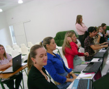 Professores que atuam nas de salas de recursos e Centros de Atendimentos recebem orientações sobre o programa de computador MecDaisy.
