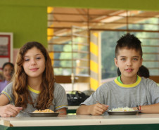 Governo distribui 5.000 toneladas de alimentos para escolas