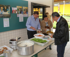 Qualidades do Programa Estadual da Alimentação Escolar e da Agricultura Familiar são salientadas durante visita de Arns a escolas em Tibagi. Foto do Colégio Estadual Baldomero Taques.