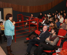 Professores se reúnem em Curitiba para discutirem políticas públicas voltadas para educação e inclusão de pessoas com deficiência auditiva.