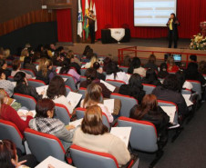 Professores se reúnem em Curitiba para discutirem políticas públicas voltadas para educação e inclusão de pessoas com deficiência auditiva.
