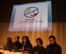 A menos de um mês da Rio +20, alunos do Colégio Estadual do Paraná se reúnem para debater assuntos ambientais.