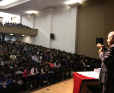 A menos de um mês da Rio +20, alunos do Colégio Estadual do Paraná se reúnem para debater assuntos ambientais.