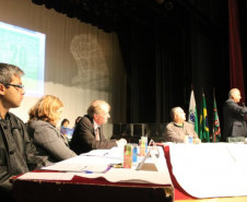 A menos de um mês da Rio +20, alunos do Colégio Estadual do Paraná se reúnem para debater assuntos ambientais.