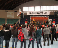Em evento que contou com a presença do vice-governador e secretário da Educação, Flávio Arns, jovens reafirmam compromisso de permanecer longe das drogas.