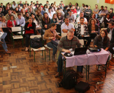 Cerca de 100 pessoas tiveram a oportunidade de discutir o documento que orienta as competências de cada segmento para administrar e organizar as Casas Familiares Rurais.