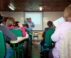 Representantes dos Núcleos Regionais de Educação conheceram experiências de adequação idade-série realizadas em 15 escolas estaduais.