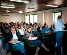 Representantes dos Núcleos Regionais de Educação conheceram experiências de adequação idade-série realizadas em 15 escolas estaduais.