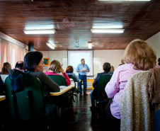 Representantes dos Núcleos Regionais de Educação conheceram experiências de adequação idade-série realizadas em 15 escolas estaduais.