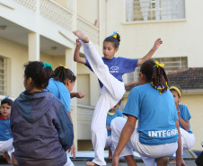 Estudantes cantaram e tocaram instrumentos de percussão. Atividades fazem parte do período integral do Colégio Estadual Manoel Ribas.