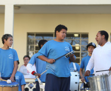 Estudantes cantaram e tocaram instrumentos de percussão. Atividades fazem parte do período integral do Colégio Estadual Manoel Ribas.