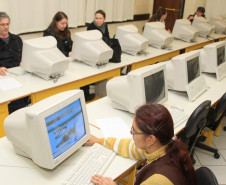 Os professores do Colégio Estadual Jayme Canet, em Curitiba, têm participado de oficinas de utilização de aplicativos e softwares educacionais realizadas pela da Coordenação de Apoio ao Uso de Tecnologias (Cautec) Diretoria de Tecnologia Educacional (Ditec).