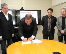 Obras terão investimentos de R$ 1,8 milhão e serão entregues até dezembro.  Convênio prevê construção de refeitório em escola estadual de Itaperuçu e quadra poliesportiva e de outros oito refeitórios em escolas de Rio Branco do Sul.