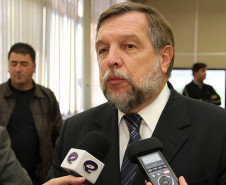 Obras terão investimentos de R$ 1,8 milhão e serão entregues até dezembro.  Convênio prevê construção de refeitório em escola estadual de Itaperuçu e quadra poliesportiva e de outros oito refeitórios em escolas de Rio Branco do Sul.