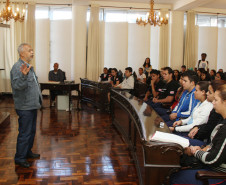 As visitas integram o projeto “Ações Afirmativas no Ensino Médio”, que oportuniza aos alunos o debate sobre sistemas de cotas raciais e sociais e o acesso às universidades 