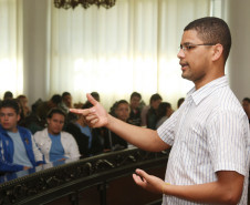 Palestras fazem parte de projeto de incentivo ao ingresso em universidades públicas, promovido pelo Colégio Estadual Genésio Moreschi, em Colombo