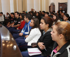 Palestras fazem parte de projeto de incentivo ao ingresso em universidades públicas, promovido pelo Colégio Estadual Genésio Moreschi, em Colombo
