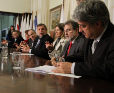 Grupo de trabalho que vai estruturar o programa foi criado nesta quinta-feira (31) por decreto do governador em exercício Flávio Arns. Serão atendidas inicialmente 13 escolas, nos municípios de Curitiba, Paranaguá, Antonina, Lapa e Ponta Grossa. A estimativa é investir R$ 7 milhões em projetos de restauração. 