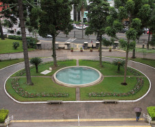 Grupo de trabalho que vai estruturar o programa foi criado nesta quinta-feira (31) por decreto do governador em exercício Flávio Arns. Serão atendidas inicialmente 13 escolas, nos municípios de Curitiba, Paranaguá, Antonina, Lapa e Ponta Grossa. A estimativa é investir R$ 7 milhões em projetos de restauração. 