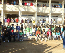 Alunos no patio durante o Festival.