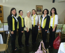 Diretora Silvana, Direção Auxiliar Santirene, Autora Adelia Maria Wolner, Prof.ª Sonia Regina e Prof.ª Ana Luiza.