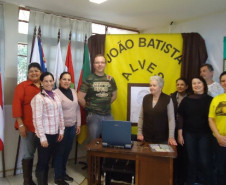 Homenagem a Joao Batista Alves, com seu filho Hugo e viúva Alice.