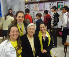 Prof.ª Sheila, diretora Silvana, autora Adelia e diretora auxiliar Santirene