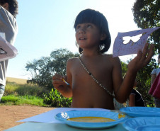 Pesquisa de campo permitiu interação entre alunos e indígenas com realização de jogos, dança e pintura.