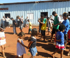 Pesquisa de campo permitiu interação entre alunos e indígenas com realização de jogos, dança e pintura.