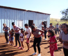 Pesquisa de campo permitiu interação entre alunos e indígenas com realização de jogos, dança e pintura.