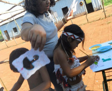 Pesquisa de campo permitiu interação entre alunos e indígenas com realização de jogos, dança e pintura.