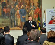 Governador em exercício, Flávio Arns.