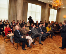 O programa Paraná Alfabetizado prevê a formação de turmas em escolas estaduais ou municipais, em centros comunitários, sedes dos sindicatos, salas das igrejas, dentre outros espaços físicos alternativos.