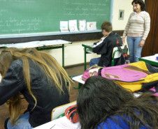 Professora Angela trabalhando a obra de Helena Kolody com os alunos do 9º ano