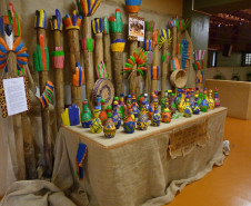 A proposta do trabalho de arte indígena foi representar a cerâmica Marajoara, que tem como característica marcante o relevo, e a arte plumária com cocares.