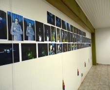 Já a exposição de fotografias 3D, mostra o resultado de uma aula, onde a proposta era simular uma situação de uso de iluminação de ataque e luz secundária, para dar dramaticidade à cena. O tema era livre, mas a maioria dos alunos optou por releituras de filmes e lendas urbanas. O efeito 3D foi adicionado posteriormente, utilizando o software livre Gimp. 