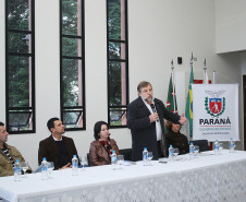 “Vamos fortalecer o entrosamento com as prefeituras e universidades para que os professores recebam uma formação de qualidade. Esta formação vai refletir positivamente na educação ofertada aos nossos alunos”, disse Arns.