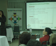 Mais de 100 profissionais da educação recebem orientações para disseminar hábitos saudáveis nas escolas da rede pública de ensino.