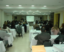 Mais de 100 profissionais da educação recebem orientações para disseminar hábitos saudáveis nas escolas da rede pública de ensino.