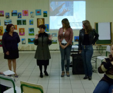 Encontro discute ações para trabalho com alunos surdos
