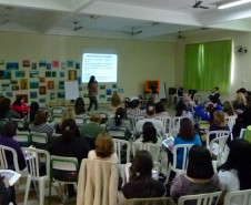 Encontro discute ações para trabalho com alunos surdos
