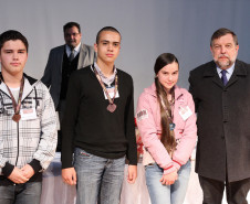 SEED foi novamente destaque na Região Sul da Olimpíada Brasileira de Matemática das Escolas Públicas. Prêmio foi recebido pelo vice-governador e secretário da Educação Flávio Arns durante entrega de medalhas a alunos vencedores da edição.