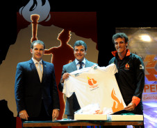 Governador Beto Richa acompanhado pelo secretário de esportes Evandro Rogério Romam e pelo esportista Emanuel do Rego, lança a segunda etapa do projeto talento olímpico do Paraná.

Curitiba, 20/06/2012