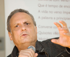 O evento é realizado quinzenalmente no auditório da Secretaria de Estado da Educação, onde dois artistas são convidados para uma roda de conversa.