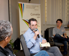 O evento é realizado quinzenalmente no auditório da Secretaria de Estado da Educação, onde dois artistas são convidados para uma roda de conversa.