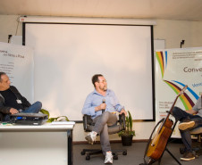 O evento é realizado quinzenalmente no auditório da Secretaria de Estado da Educação, onde dois artistas são convidados para uma roda de conversa.