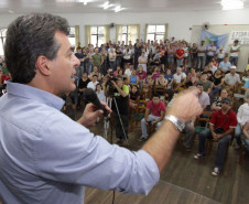 Santa Lúcia - O governador Beto Richa anuncia a pavimentação poliédrica, recape asfáltico no centro da cidade e o repasse de recursos ao programa do calcário, em Santa Lúcia, Região Oeste do Estado. Participaram da solenidade; prefeito de Santa Lúcia Renato Tonidandel e os deputados; Caito Quintqna, Nereu Moura e o coordenador da Região Metropolitana de Cascavel, Sergio Terres.