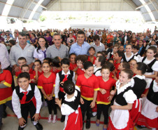 Campo Bonito - O governador Beto Richa inaugura a Escola Municipal Lauro Luiz, anuncia a conclusão da unidade de saúde da mulher e da criança, recape asfáltico da Avenida Paraná¡ e repassa recursos para os programas de calcário e de estradas rurais, em Campo Bonito, região Oeste do Paraná. Participaram da solenidade; prefeito de Campo Bonito Antonio Carlos Dominiak, deputados Nereu Moura e Hélio Rusch.