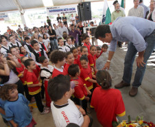 Campo Bonito - O governador Beto Richa inaugura a Escola Municipal Lauro Luiz, anuncia a conclusão da unidade de saúde da mulher e da criança, recape asfáltico da Avenida Paraná¡ e repassa recursos para os programas de calcário e de estradas rurais, em Campo Bonito, região Oeste do Paraná. Participaram da solenidade; prefeito de Campo Bonito Antonio Carlos Dominiak, deputados Nereu Moura e Hélio Rusch.