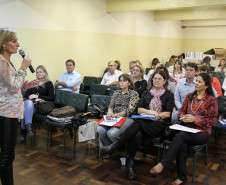 Vários programas estão sendo desenvolvidos e planejados para garantir a qualidade de ensino. “Estamos construindo com a comunidade escolar a melhoria do ensino em todo o Paraná”, destacou a superintendente da Educação, Meroujy Cavet durante reunião com chefias dos Núcleos. 